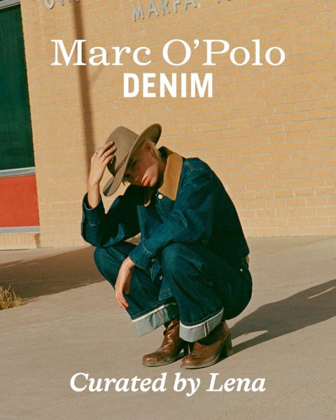 Une personne portant un chapeau à larges bords, une veste en jean et un jean est accroupie à l'extérieur devant un mur de briques. Le texte sur l'image est "Marc O'Polo DENIM" et "Curated by Lena".