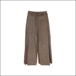 Weit geschnittene braune Tweed-Hose mit hoher Taille und passendem Stoffgürtel vor weißem Hintergrund.