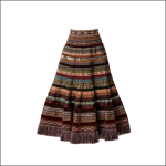 Ein langer, ausgestellter Rock mit horizontalen Streifen aus bunten, verschlungenen Mustern und Designs, mit Fransen am Saum, auf weißem Hintergrund.