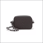 Eine kleine schwarze, gesteppte Crossbody-Tasche mit Chevron-Nähten, einem silbernen Reißverschluss und einem silbernen Kettenriemen, der mit schwarzem Leder verwoben ist. Die Tasche ist auf einem schlichten weißen Hintergrund zentriert.