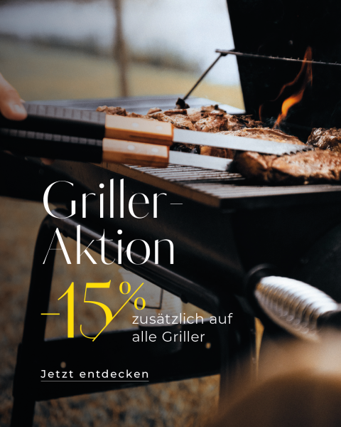Une personne faisant griller de la viande sur un barbecue, avec un texte incrusté en allemand : « Action barbecue -15 % de réduction supplémentaire sur tous les barbecues. À découvrir maintenant », ce qui suggère une réduction de 15 % sur les barbecues.