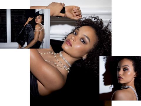 Une femme pose dans trois prises de vue différentes, portant d'élégants bijoux en perles. Elle porte une tenue en satin noir, une lumière éclaire son visage, soulignant son maquillage et ses traits. En arrière-plan, on aperçoit une fenêtre et un mur intérieur simple.