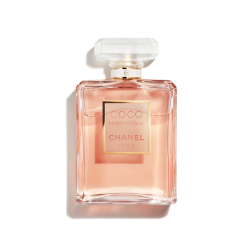 Un flacon de parfum Chanel Coco Mademoiselle en verre carré, rempli d'un liquide rose clair. Le flacon est doté d'un bouchon blanc et d'une étiquette dorée où le nom de la marque et le titre du parfum sont clairement visibles.