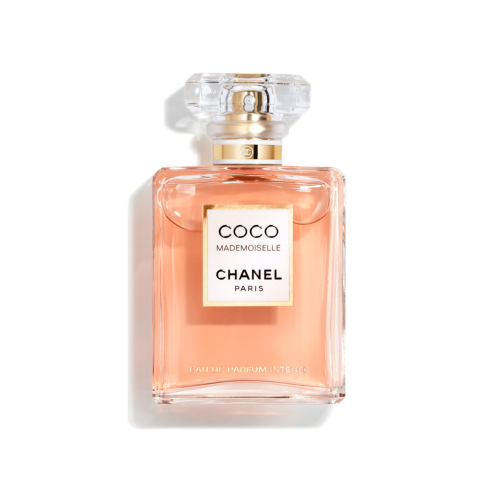 Une bouteille de Coco Mademoiselle Eau de Parfum Intense de Chanel. Le flacon en verre est rectangulaire avec un bouchon clair et facetté et un col doré. Le parfum à l'intérieur a une couleur ambrée chaude. L'étiquette est blanche avec un texte noir.