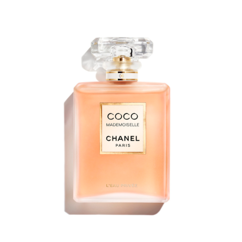 Une bouteille carrée en verre contenant du parfum Coco Mademoiselle Chanel avec un bouchon transparent. La bouteille a une étiquette dorée avec un texte noir sur fond blanc sur le devant.