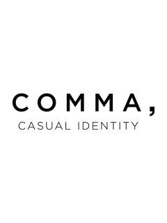 Sur fond blanc, le mot « COMMA » est écrit en lettres majuscules et en gras, en dessous, en lettres majuscules plus petites et fines, est écrit « CASUAL IDENTITY ».