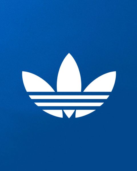 L'image montre le logo Adidas trèfle blanc avec trois feuilles et trois bandes horizontales, centré sur un fond bleu uni.