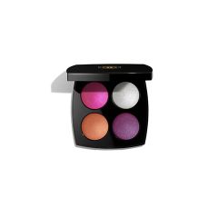 Une palette de maquillage avec quatre fards à paupières ronds dans les tons rose, argent, orange et violet, emballée dans un boîtier compact noir avec couvercle.
