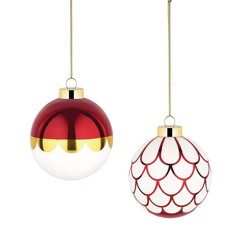 Deux décorations de Noël : l'une est rouge et blanche avec un ruban ondulé doré, l'autre est blanche avec des lignes ondulées rouges. Les deux sont suspendues à des cordons dorés devant un fond blanc.