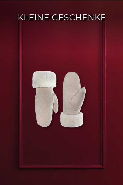 Sur un fond rouge, une paire de moufles beiges avec une garniture en fourrure blanche est représentée. Au-dessus, le texte « PETITS CADEAUX » est écrit en blanc.
