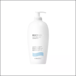 Eine weiße Pumpflasche der Biotherm Lait Corporel L'Original Körperlotion mit grauem und blauem Text und Grafiken auf der Vorderseite, dargestellt vor einem schlichten weißen Hintergrund.