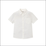 Weißes, kurzärmeliges Hemd mit Kragen und Brusttasche auf einfarbig weißem Hintergrund.