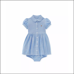 Hellblaues, kurzärmeliges Babykleid mit Kragen, Knöpfen vorne, Puffärmeln und passender Pumphose. Kleines gesticktes Logo auf der Brust.