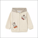 Beigefarbene Kinderjacke mit Kapuze und zwei Abbildungen eines Hundes auf einem Skateboard, eine auf der Brust und eine auf der Unterseite.