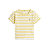 Gelb-weiß gestreiftes Kurzarm-T-Shirt mit kleinem Logo auf der Brust auf weißem Hintergrund.