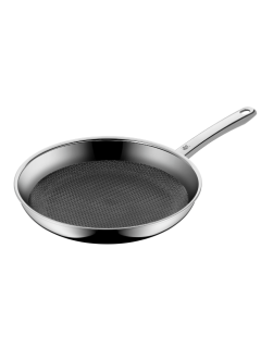 Une poêle en acier inoxydable avec une surface de cuisson antiadhésive texturée et un long manche, devant un fond blanc.