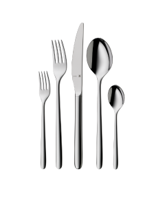 Cinq couverts : une fourchette à salade, une fourchette de table, un couteau, une cuillère à soupe et une cuillère à café, dressés sur un fond blanc uni.