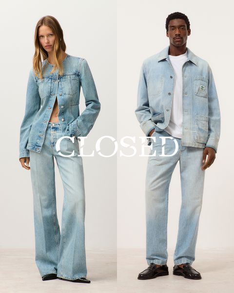 Un homme en t-shirt blanc et jean est assis droit sur une chaise en bois. Une femme en veste en jean et jean est assise légèrement en arrière devant lui. Les deux ont une expression sérieuse. Au-dessus de l'image, on peut lire le mot « FERMÉ ».