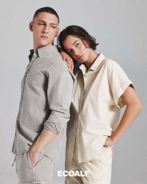 Une personne portant un manteau d'hiver noir matelassé se tient devant un fond clair et uni. Le mot "ECOALF" est clairement lisible au centre de l'image.