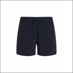 Ein Paar einfarbige marineblaue Badeshorts mit einem elastischen Bund, einem schwarzen Kordelzug und einem kleinen Logo am unteren linken Bein. Die Shorts sind vor einem weißen Hintergrund abgebildet.