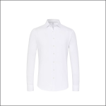 Ein schlichtes weißes, langärmeliges, geknöpftes Hemd mit Kragen auf weißem Grund, dessen Ärmel gerade nach unten reichen.