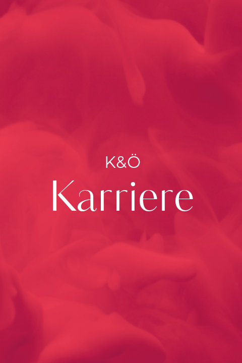 Fond abstrait rouge avec des motifs tourbillonnants. Au centre, en texte blanc, on peut lire « K&Ö Carrière ».