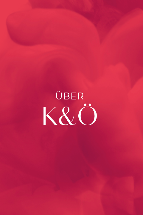 Texte stylisé « À PROPOS DE K&O » sur un fond de tourbillons rouges et roses.
