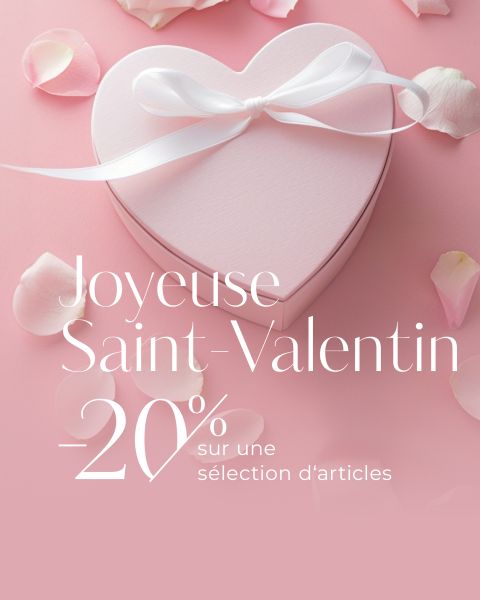 Boîte cadeau rose en forme de cœur avec un ruban blanc, entourée de pétales de rose. Le texte français offre une réduction de 20 % sur certains articles pour la Saint-Valentin.