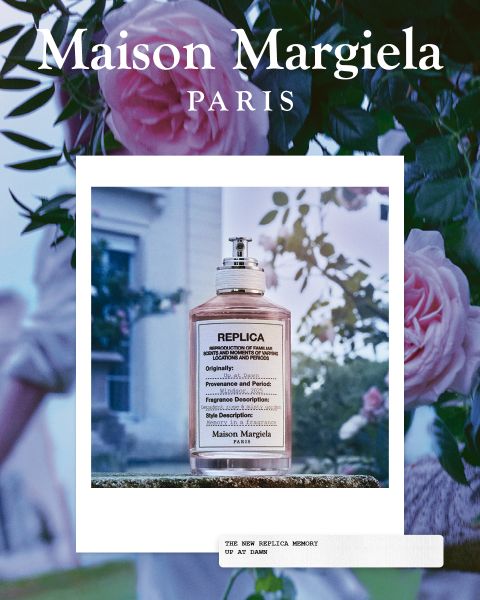 Un flacon du parfum « Replica Maison Margiela » avec l'inscription « Under the Stars » se dresse devant un ciel étoilé avec un terrain rocheux. Le texte en bas indique : « Les parfums qui composent vos souvenirs. »
