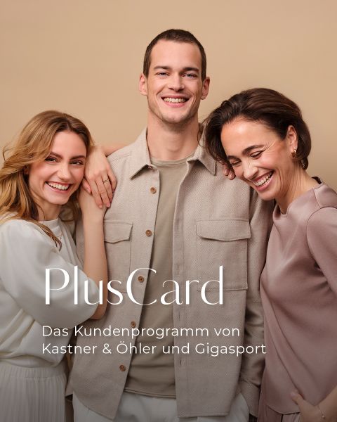 Trois personnes sourient et s'embrassent devant un fond beige. Le texte sur l'image est : « PlusCard Le programme de fidélité de Kastner & Öhler et Gigasport. »