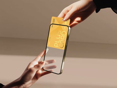 Deux mains tiennent un smartphone et une carte dorée. Une main insère la carte dans une fente du téléphone. La carte porte l'inscription "Plus Card". La scène se déroule devant un fond neutre et chaleureux.