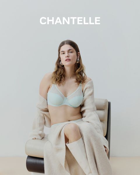 Une femme portant une nuisette noire en dentelle et des lunettes de soleil est assise sur un bateau près d'une rivière urbaine, avec des bâtiments et des arbres en arrière-plan. Le mot "CHANTELLE" est visible en bas de l'image.