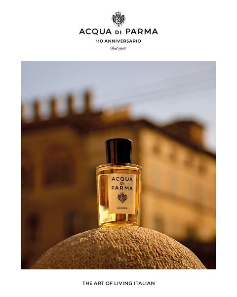Une grille de neuf carrés présente le nouveau parfum Zafferano d'Acqua di Parma. Chaque carré montre un fragment du flacon de parfum noir sur un fond doré avec des accents rouges et dorés. Le texte est le suivant : « Découvrez le nouveau Zafferano, Signatures of the Sun. ».