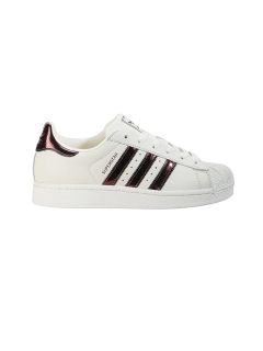 Sneaker blanc avec des rayures Adidas noires et des contours d'étoiles noires abstraites sur les côtés ; style bas avec bout texturé.