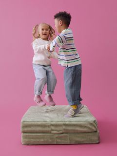 Deux paires de chaussures pour tout-petits sur fond beige : une paire est lilas clair avec des brides roses, l'autre bleu clair avec des brides jaunes.