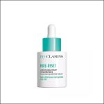 Weiße Flasche mit grüner Tropfkappe und der Aufschrift „my CLARINS PURE-RESET resurfacing blemish serum“ vor einem schlichten weißen Hintergrund.