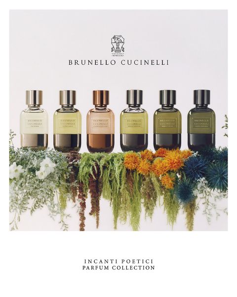 Six flacons de parfum Brunello Cucinelli sont alignés au-dessus d'un lit de fleurs colorées et de verdure. Le texte au-dessus indique « Brunello Cucinelli » et en dessous : « Incanti Poetici Parfum Collection ».