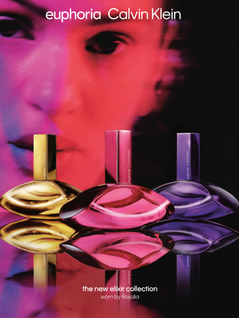 Quatre flacons mats de Calvin Klein CK One sont visibles devant un fond clair. Les flacons portent l'inscription grise « ck one » et des bouchons argentés.