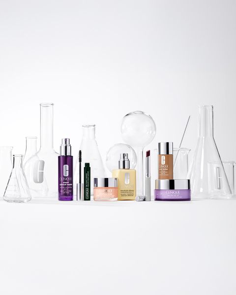 Un groupe de produits de soin de la peau Clinique sur fond blanc. La collection comprend des crèmes, des sérums et des gels. Le texte allemand souligne que les produits sont testés contre les allergies et 100 % sans parfum.