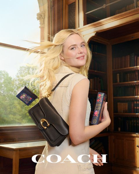 Une personne tient un sac à main blanc et porte un pull en tricot rose et un accessoire pour cheveux. En arrière-plan, on peut voir un ciel bleu et un paysage de toits. Le texte sur l'image est « Youngji Lee » et « Coach ».