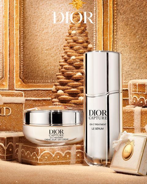 Une femme tient un stylo sérum Dior Capture près de son visage, à côté de deux produits de soin Dior et des détails du produit sur un fond clair.