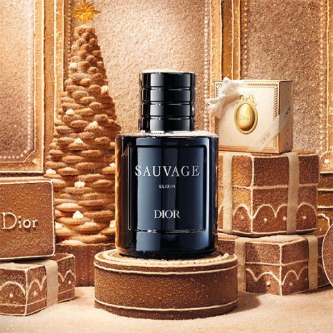 Un flacon du parfum « Dior Sauvage Extrait » avec un bouchon noir, devant un simple fond blanc.