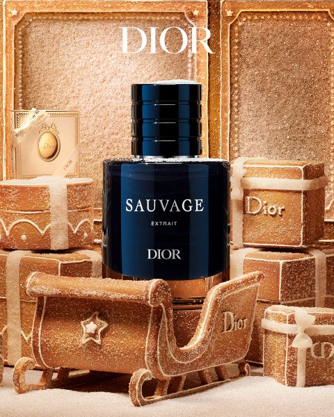 Johnny Depp pose les bras croisés dans une publicité pour le parfum « Dior Sauvage Extrait ».