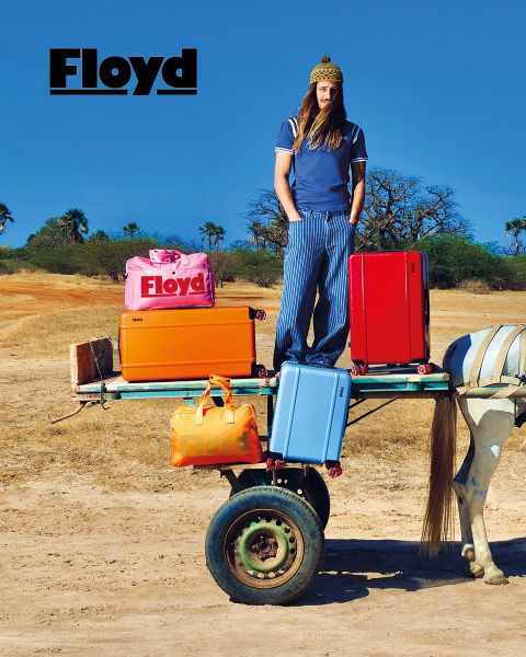 Un SUV ancien au design rétro avec des bagages sur le toit est garé devant un fond blanc. Au-dessus du véhicule, le mot « Floyd » est inscrit en gras et en noir.
