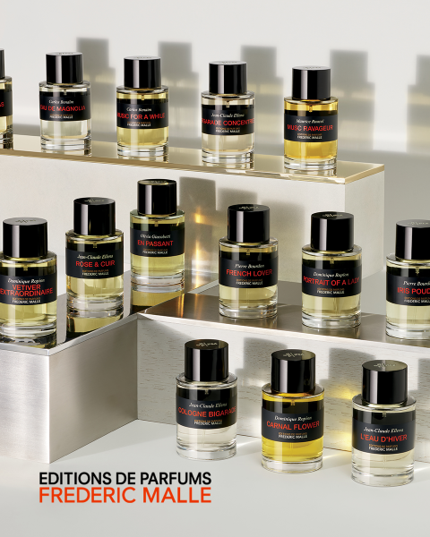 Gros plan d'une personne en maillot de bain blanc, avec des arbres flous en arrière-plan. Un grand texte au-dessus de l'image indique "CARNAL FLOWER". Le texte mentionne également Dominique Ropion et Editions de Parfums Frederic Malle.