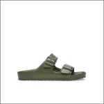 Olivgrüne Slide-Sandale mit zwei verstellbaren Schnallenriemen und einer strukturierten Sohle, in der Seitenansicht auf weißem Hintergrund gezeigt.