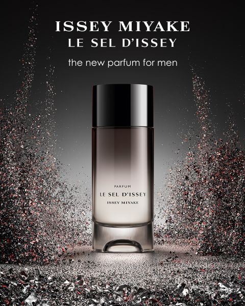 Deux flacons de l'Eau de Parfum pour homme d'Issey Miyake Le Sel d'Issey sont placés côte à côte devant un fond spectaculaire d'eau et de feu tourbillonnants, surmontés d'un texte en gras faisant la promotion du parfum.