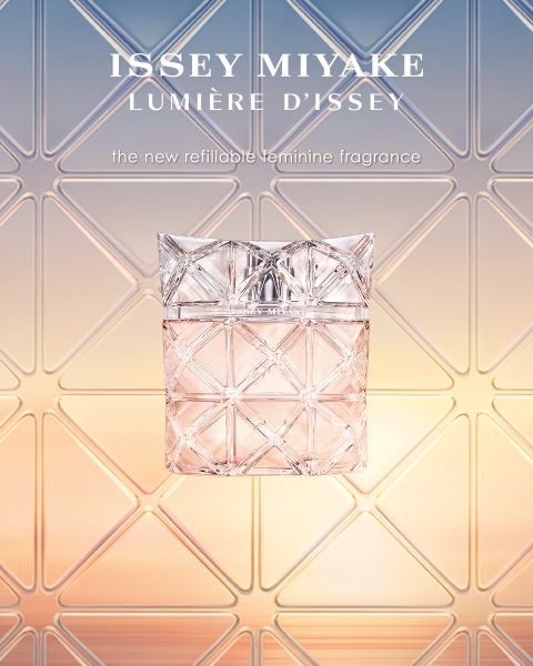 Deux flacons de l'Eau de Parfum pour homme d'Issey Miyake Le Sel d'Issey sont placés côte à côte devant un fond spectaculaire d'eau et de feu tourbillonnants, surmontés d'un texte en gras faisant la promotion du parfum.