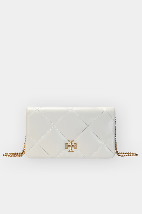 Sac en cuir blanc matelassé avec bandoulière chaîne dorée et logo doré sur le devant, sur un fond clair et uni.