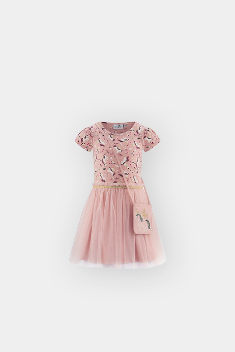 Robe rose à manches courtes avec imprimés de licornes, jupe en tulle et petite sacoche assortie en forme de robe de licorne sur fond blanc.